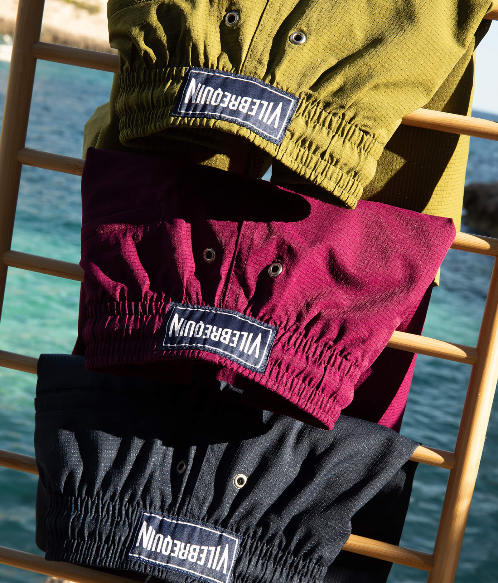 Tre shorts da bagno appoggiati su una ringhiera